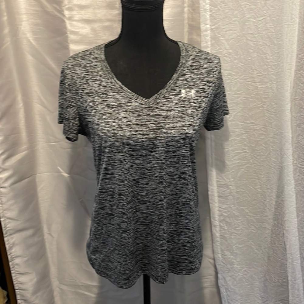 Medium Under-armor athletic Tee